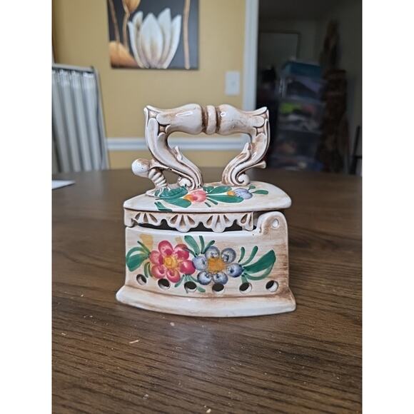 Vintage Delft Italian Ceramic Hinged Trinket Box in Hot Iron Shape Bassano Stamp - Picture 7 of 16